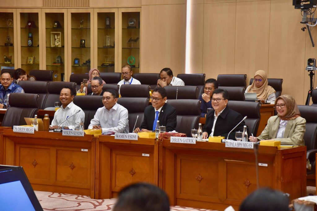 arsip-berita-raker-dengan-komisi-xii-dpr-ri-wamen-esdm-pastikan-kondisi-sektor-energi-aman-hadapi-ramadan-dan-idul-fitri-do94s4s