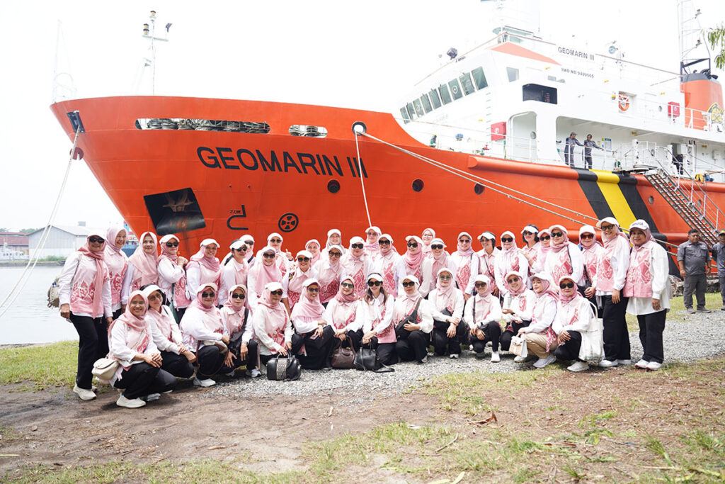 arsip-berita-tingkatkan-wawasan-sektor-esdm-dwp-kementerian-esdm-kunjungi-kapal-geomarin-iii-oy7hfnl