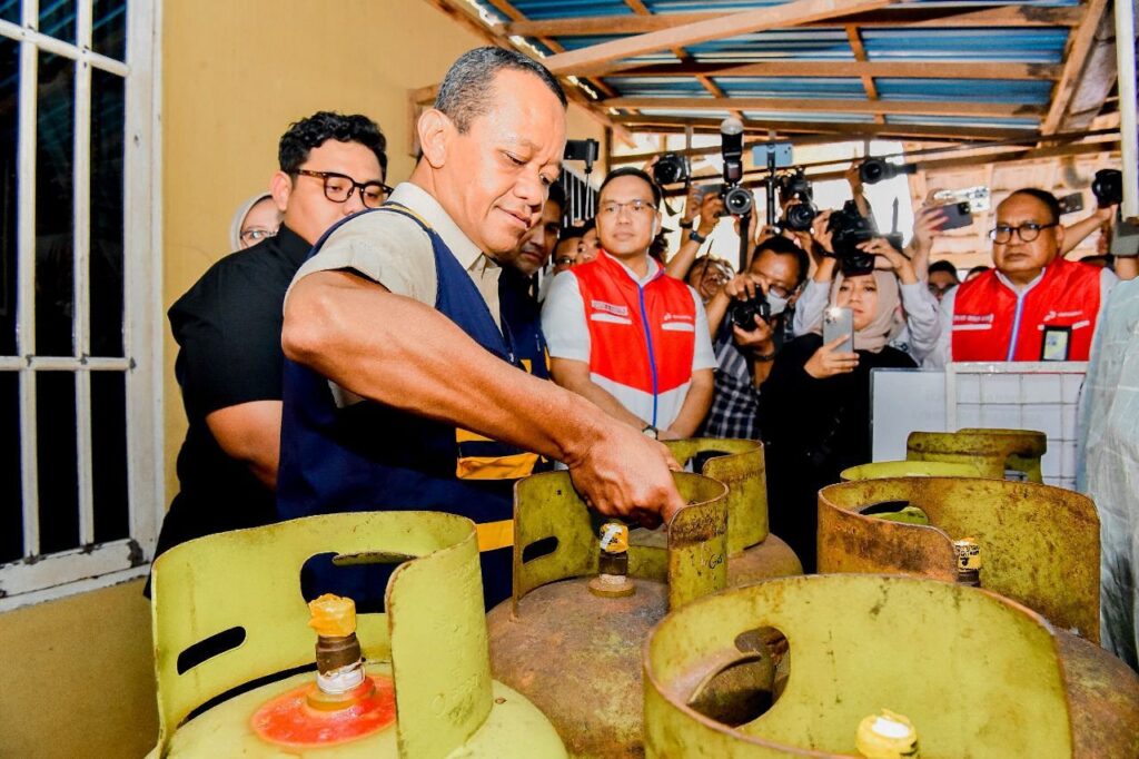 arsip-berita-kunjungi-pangkalan-lpg-di-kalsel-menteri-bahlil-subsidi-wajib-sampai-ke-rakyat-v8ey06g
