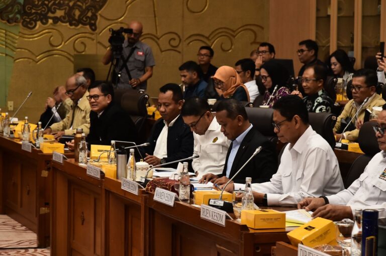 arsip-berita-komisi-xii-dpr-ri-dan-menteri-esdm-sepakati-asumsi-dasar-sektor-esdm-rapbn-2026-1-66ao9bv