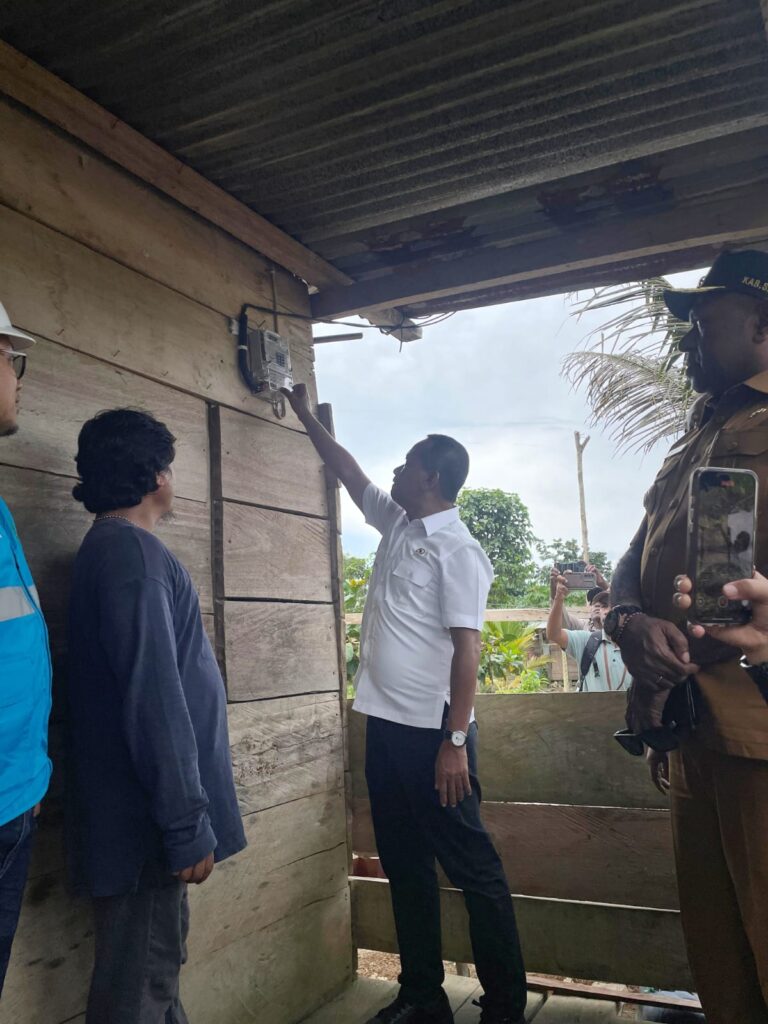 arsip-berita-kunjungi-kampung-berber-papua-menteri-bahlil-cek-langsung-realisasi-listrik-desa-mulzqrz