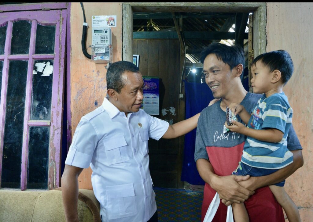 arsip-berita-pastikan-akses-merata-menteri-esdm-tinjau-program-pemasangan-baru-listrik-di-blora-76u9dkl