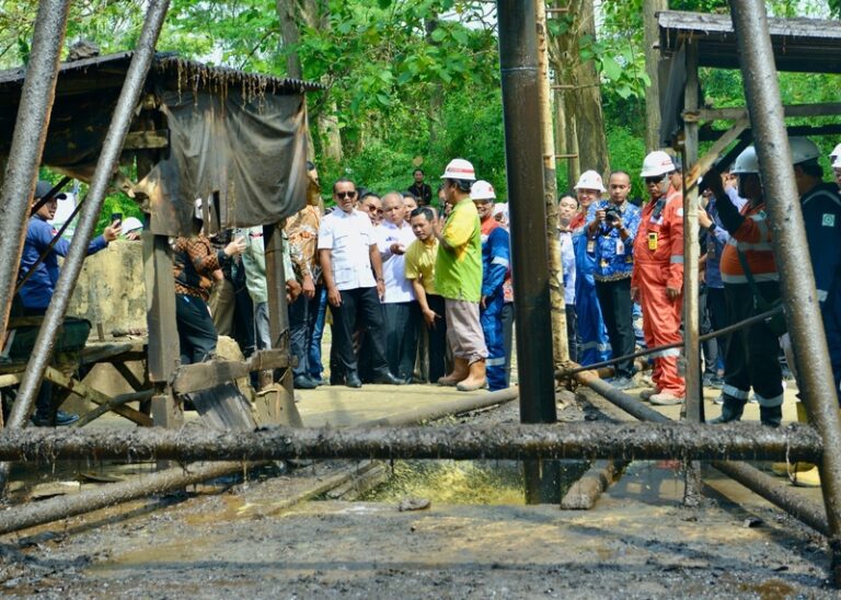 arsip-berita-tinjau-sumur-tua-di-blora-menteri-esdm-tegaskan-langkah-menuju-swasembada-energi-nasional--5u7h0zb