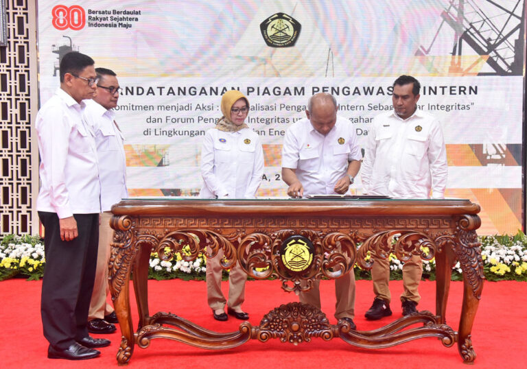 arsip-berita-wujudkan-tata-kelola-bersih-dan-akuntabel-pimpinan-kesdm-tandatangani-internal-audit-charter-2hsyuqo