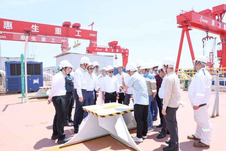 arsip-berita-bertolak-ke-tiongkok-menteri-bahlil-tinjau-pembangunan-fasilitas-lng-terapung-565bnl4