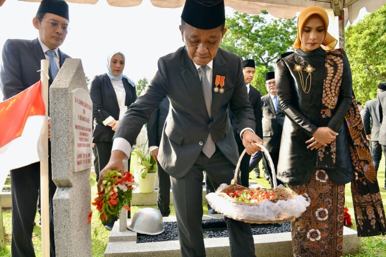 arsip-berita-peringati-hut-pertambangan-dan-energi-ke-80-kementerian-esdm-gelar-upacara-tabur-bunga-di-makam-pahlawan-energi-1ryjkxc