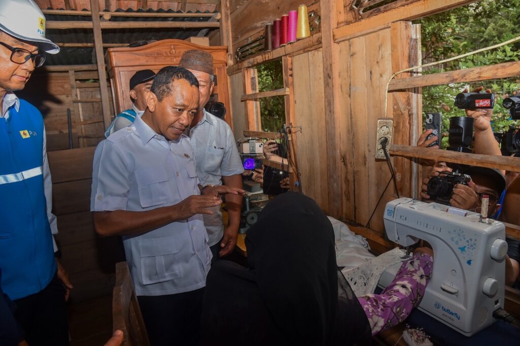 arsip-berita-setahun-berdampak-akses-energi-merata-listrik-terangi-hingga-pelosok-desa-zd0aq7w