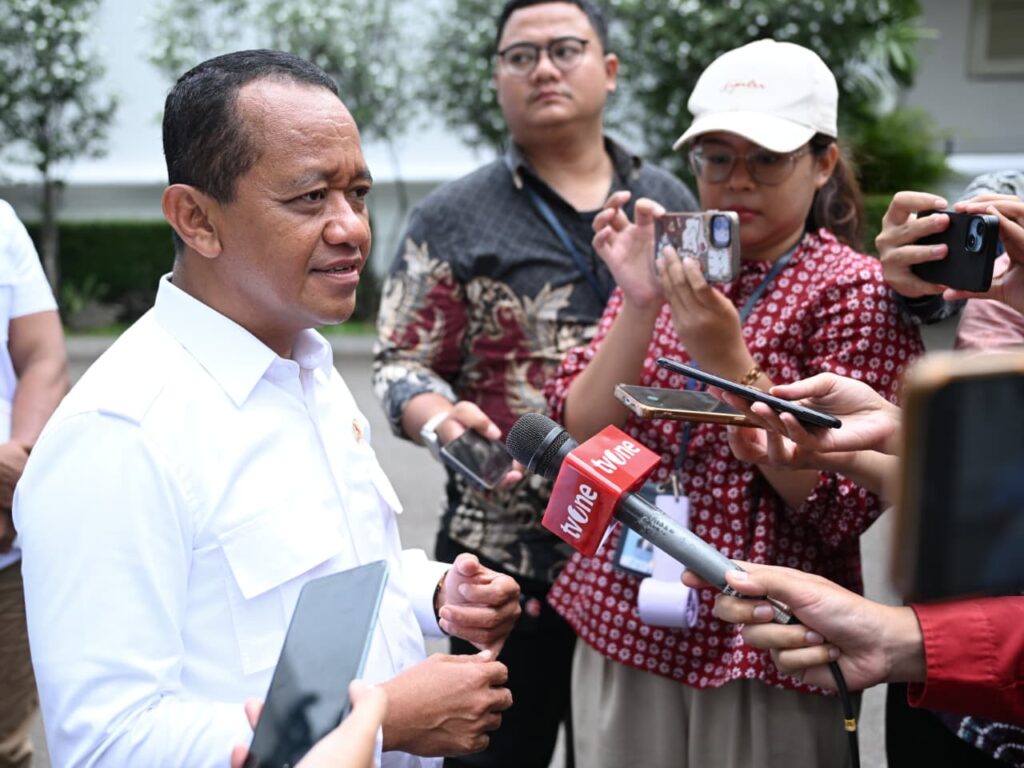 arsip-berita-dipanggil-presiden-prabowo-menteri-esdm-laporkan-target-listrik-desa-hingga-swasembada-solar-b8op2xh