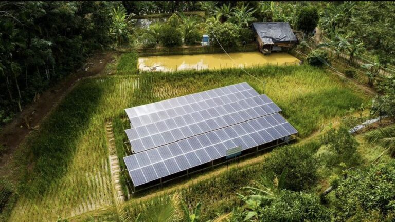 pembangkit-listrik-tenaga-surya-plts-yang-dibangun-pt-bukit-asam-tbk-di-desa-nanjungan-kabupaten-lahat-sumatera-selatan-member-1_169