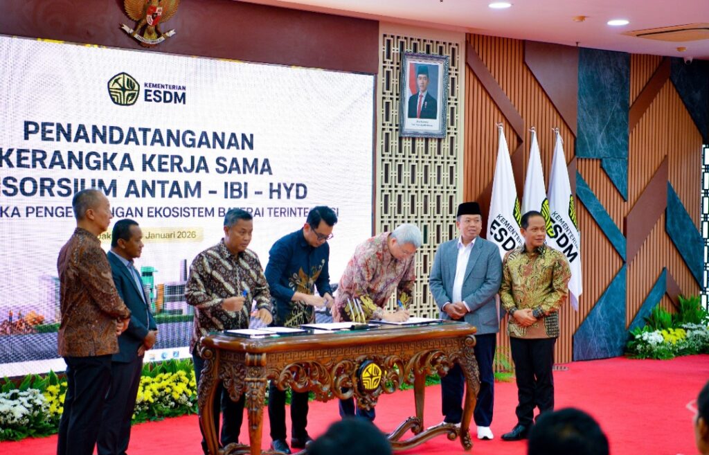 arsip-berita-jalankan-program-hilirisasi-menteri-bahlil-saksikan-kesepakatan-konsorsium-untuk-ekosistem-baterai-terintegrasi-4ld5qmv