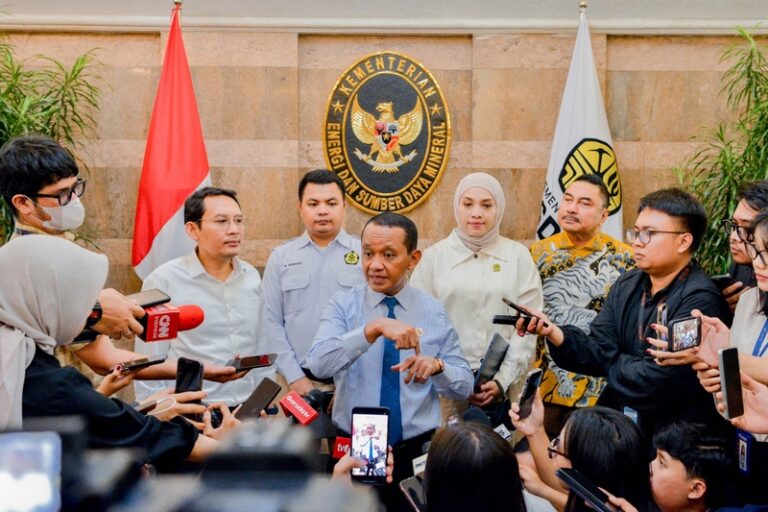 arsip-berita-tampung-aspirasi-pelaku-usaha-menteri-esdm-tunda-penyesuaian-tarif-pnbp-mineral-32eb3ps