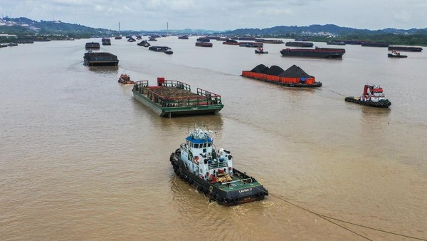 potret-lalu-lintas-muatan-batu-bara-di-sungai-mahakam-samarinda-1_169