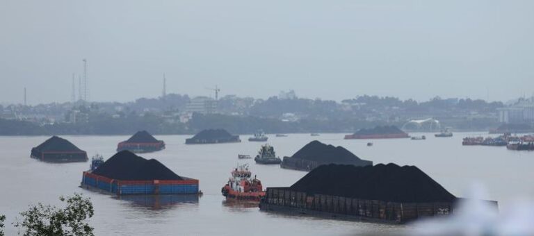 sejumlah-perahu-tongkang-batu-bara-melintas-di-sungai-mahakam-kota-samarinda-kalimantan-timur-rabu-2472024-sungai-mahakam-berf-1_169